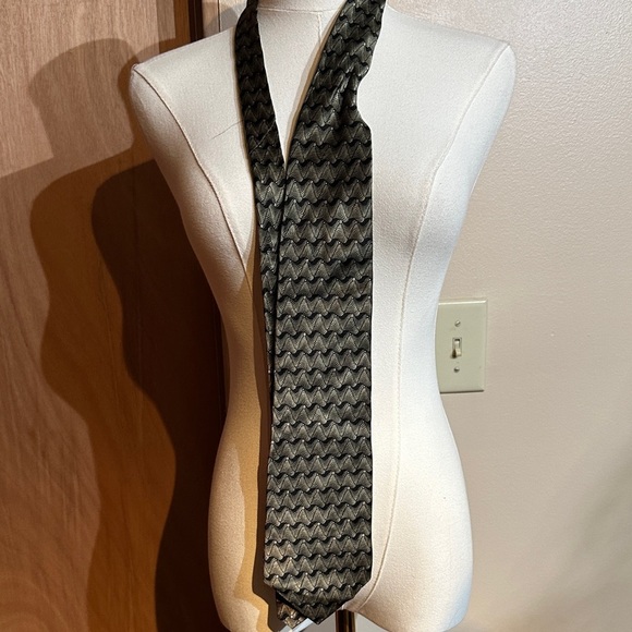 Elegant Black and Gray Men's Tie - Picture 1 of 3